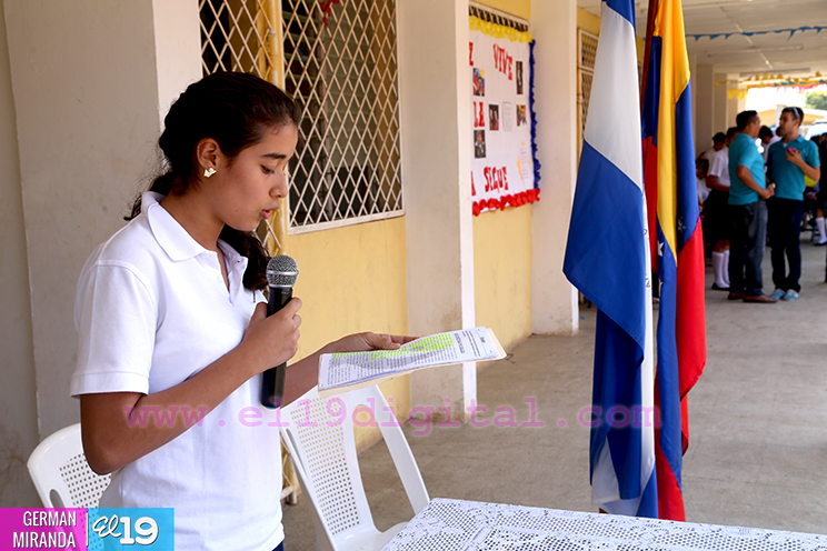 Estudiantes de secundaria rinden honores al Comandante Eterno Hugo Ch&aacute;vez Fr&iacute;as